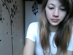 Милая блондинка трахает себя фалосом перед веб камерой