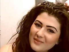 Красавица с большой грудью ласкает свою влажную киску